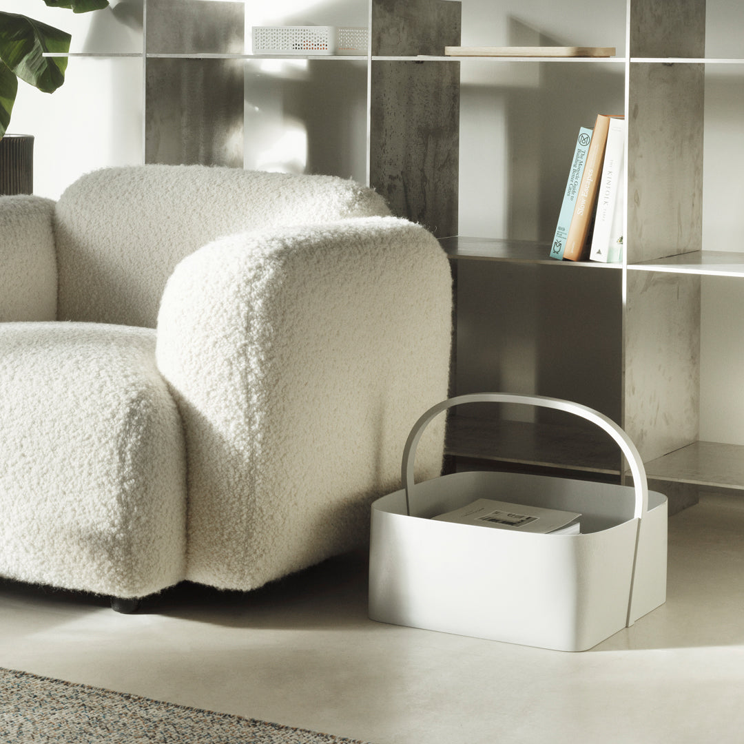 Fauteuil de salon rembourré minimaliste avec silhouette aux courbes douces pour le salon