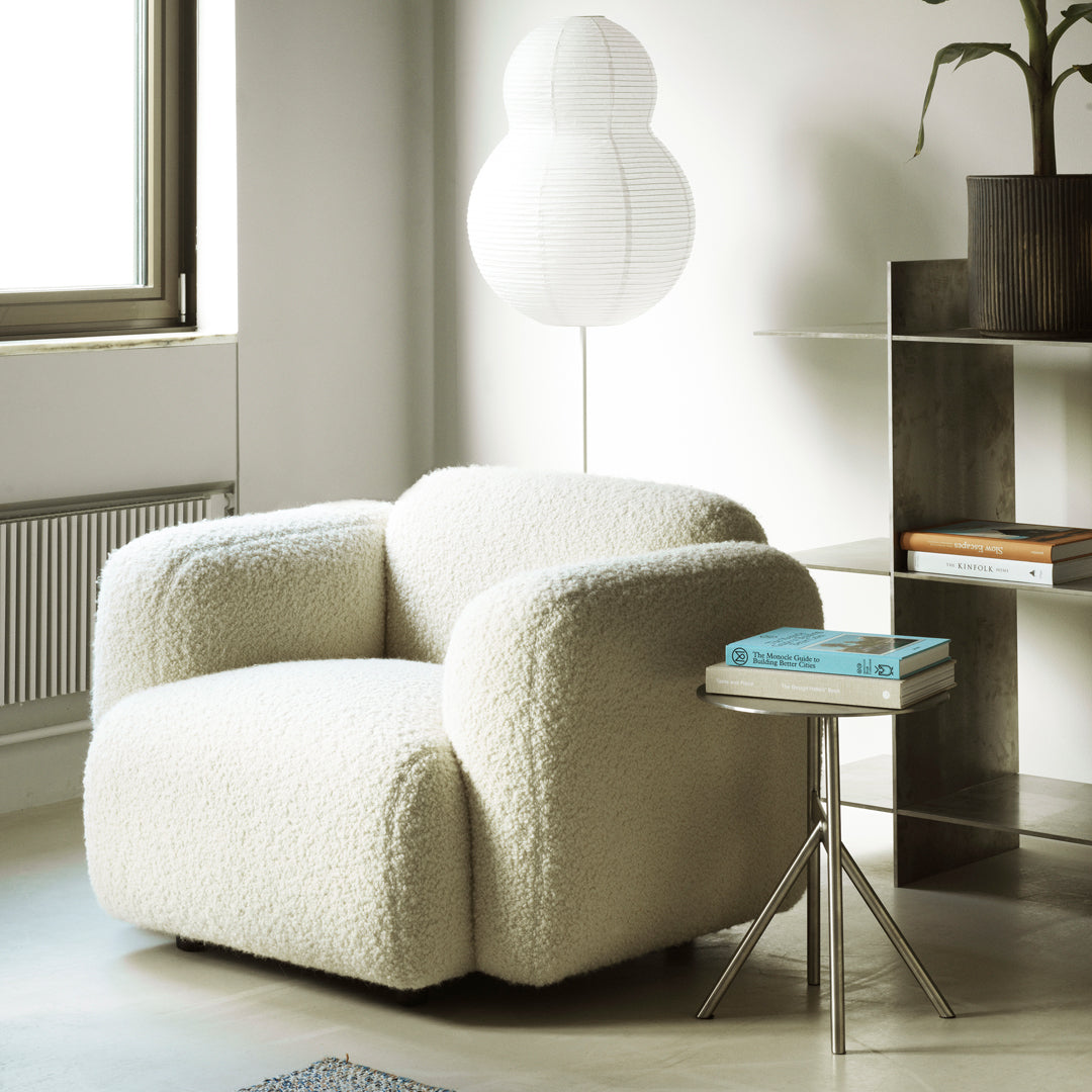Fauteuil de salon rembourré minimaliste avec silhouette aux courbes douces pour le salon