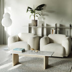Fauteuil de salon rembourré minimaliste avec silhouette aux courbes douces pour le salon