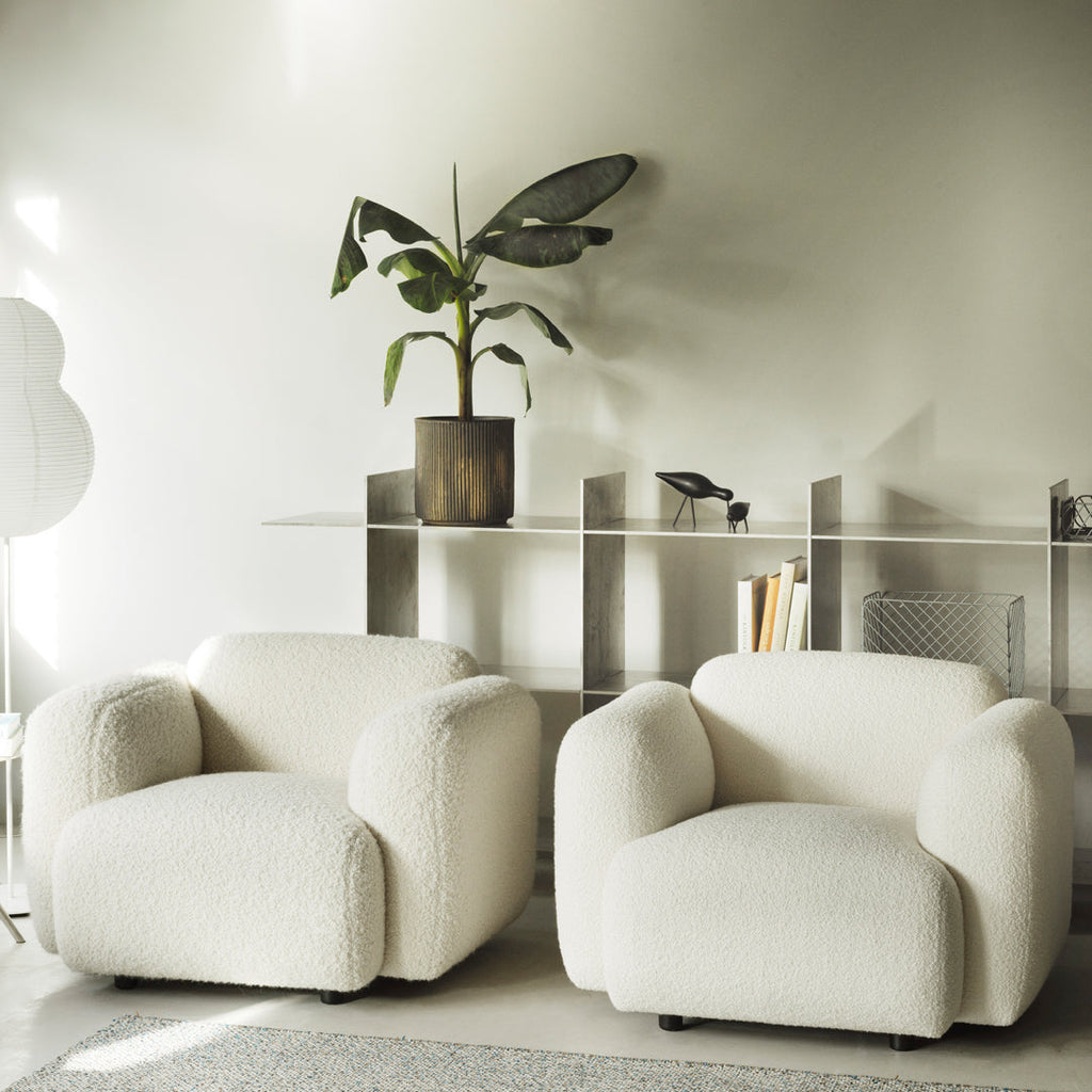 Fauteuil de salon rembourré minimaliste avec silhouette aux courbes douces pour le salon