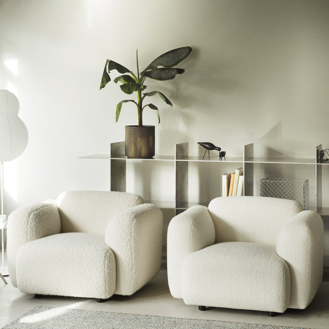 Fauteuil de salon rembourré minimaliste avec silhouette aux courbes douces pour le salon