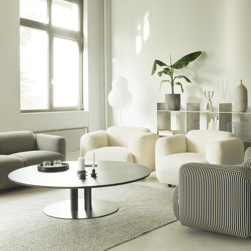 Fauteuil de salon rembourré minimaliste avec silhouette aux courbes douces pour le salon