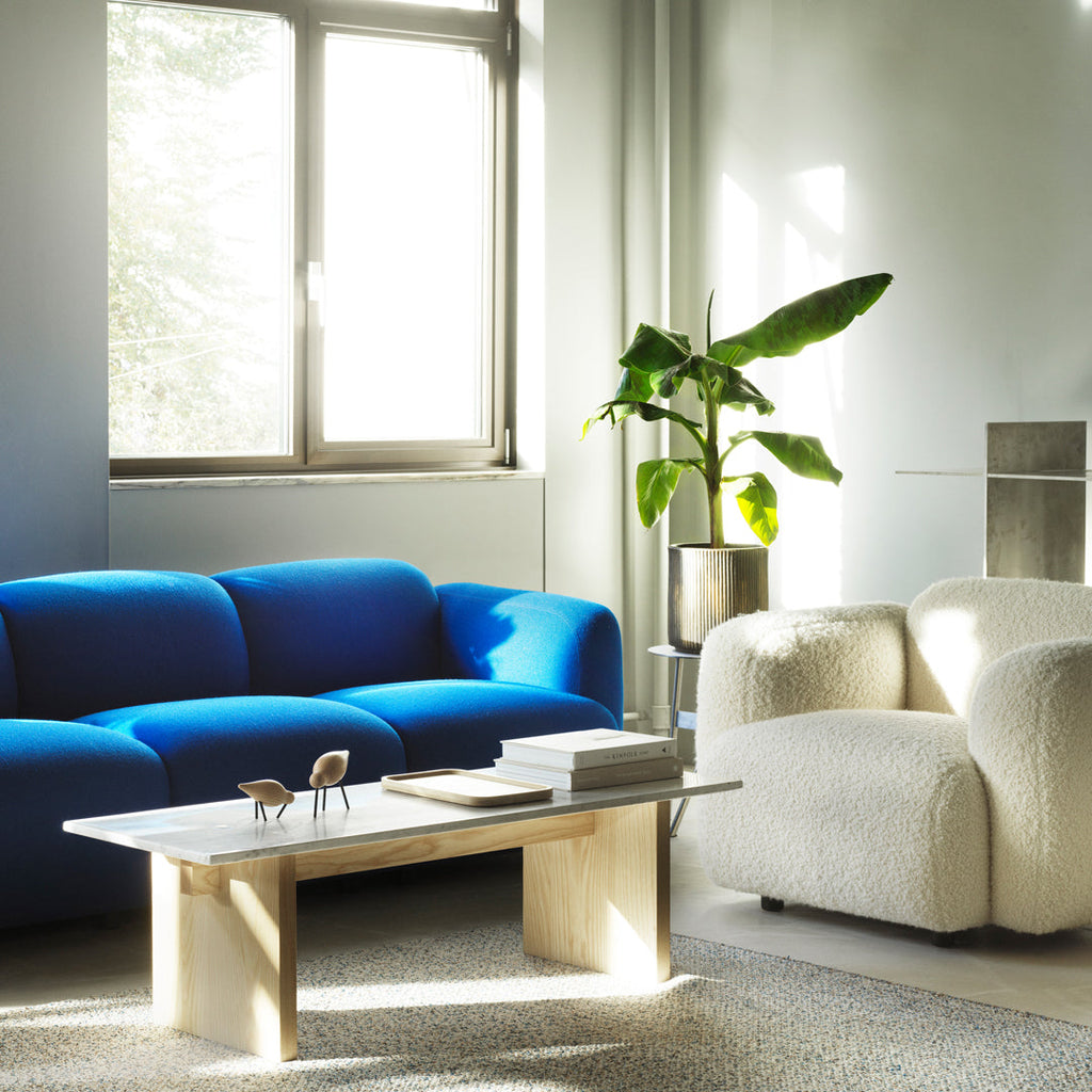 Fauteuil de salon rembourré minimaliste avec silhouette aux courbes douces pour le salon