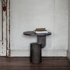 Table d'appoint contemporaine en frêne massif avec plateau ovale flottant et base cylindrique géométrique pour salon