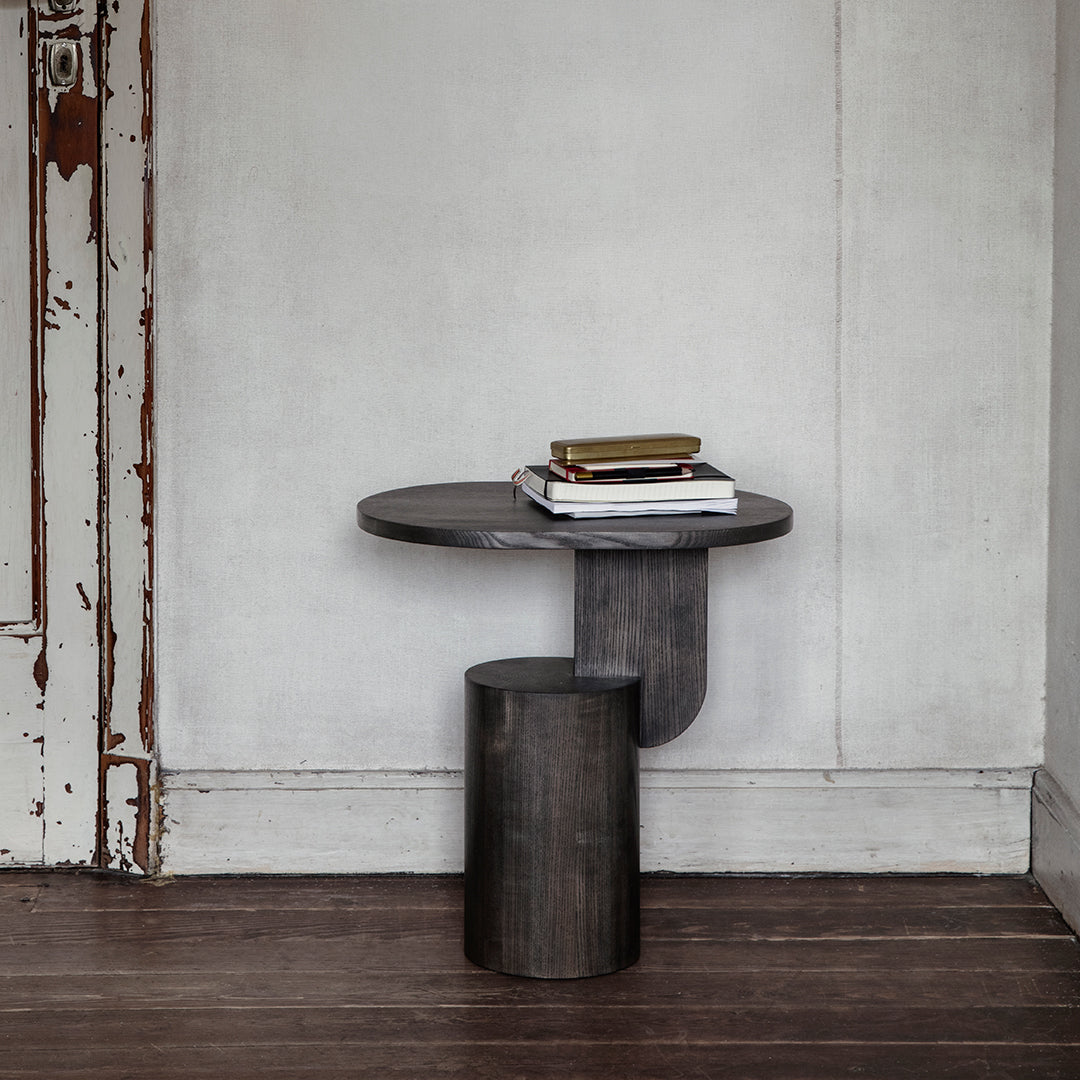 Table d'appoint contemporaine en frêne massif avec plateau ovale flottant et base cylindrique géométrique pour salon