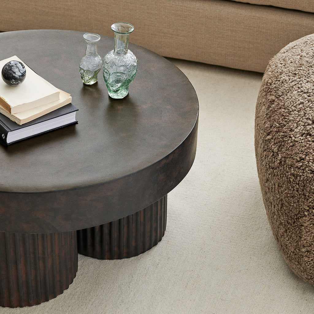 Table basse sculpturale peinte à la main avec pieds cannelés inspirés des colonnes grecques pour le salon