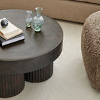 Table basse sculpturale peinte à la main avec pieds cannelés inspirés des colonnes grecques pour le salon