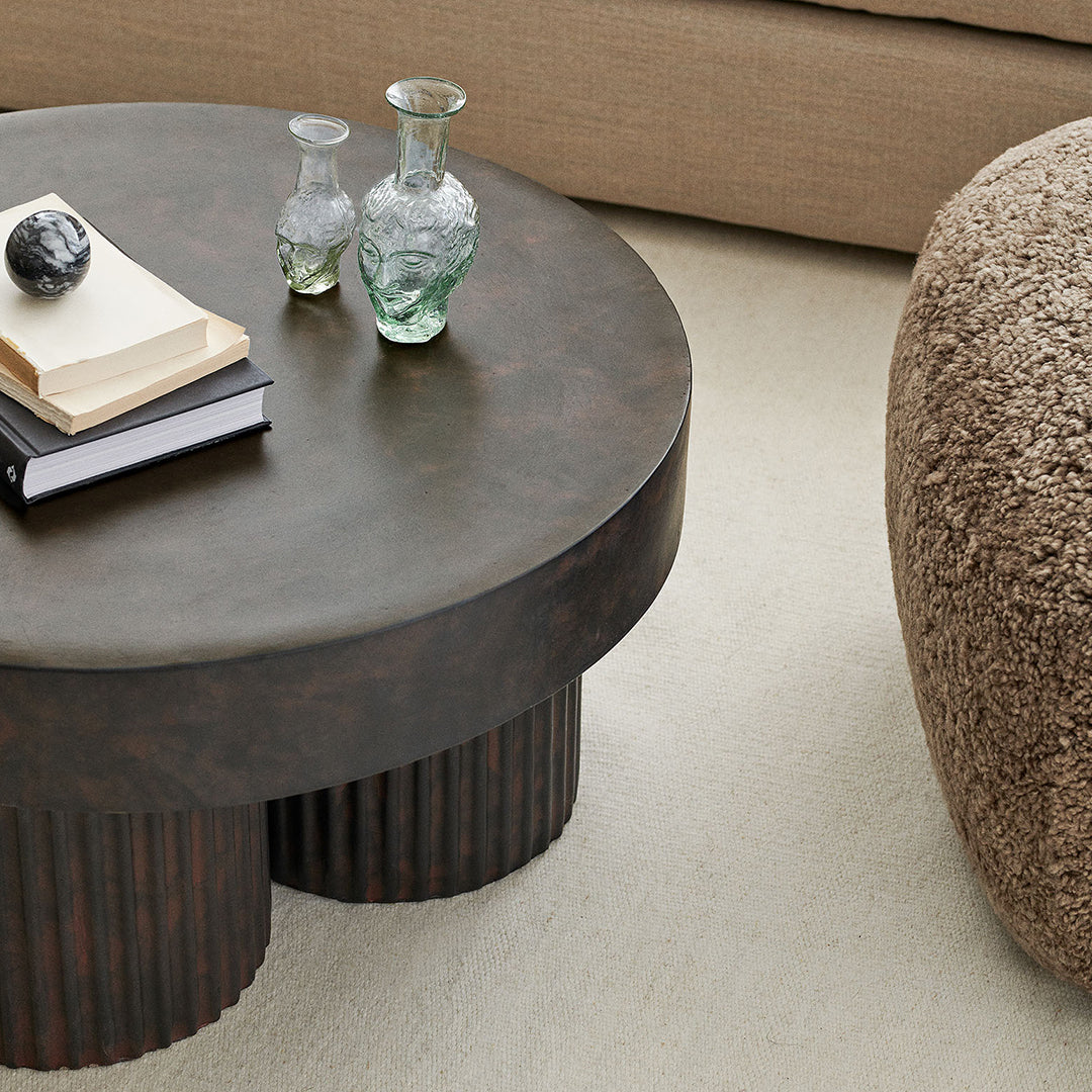Table basse sculpturale peinte à la main avec pieds cannelés inspirés des colonnes grecques pour le salon