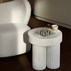Table d'appoint sculpturale en béton fibré peint à la main avec pieds cannelés inspirés des colonnes grecques pour salon