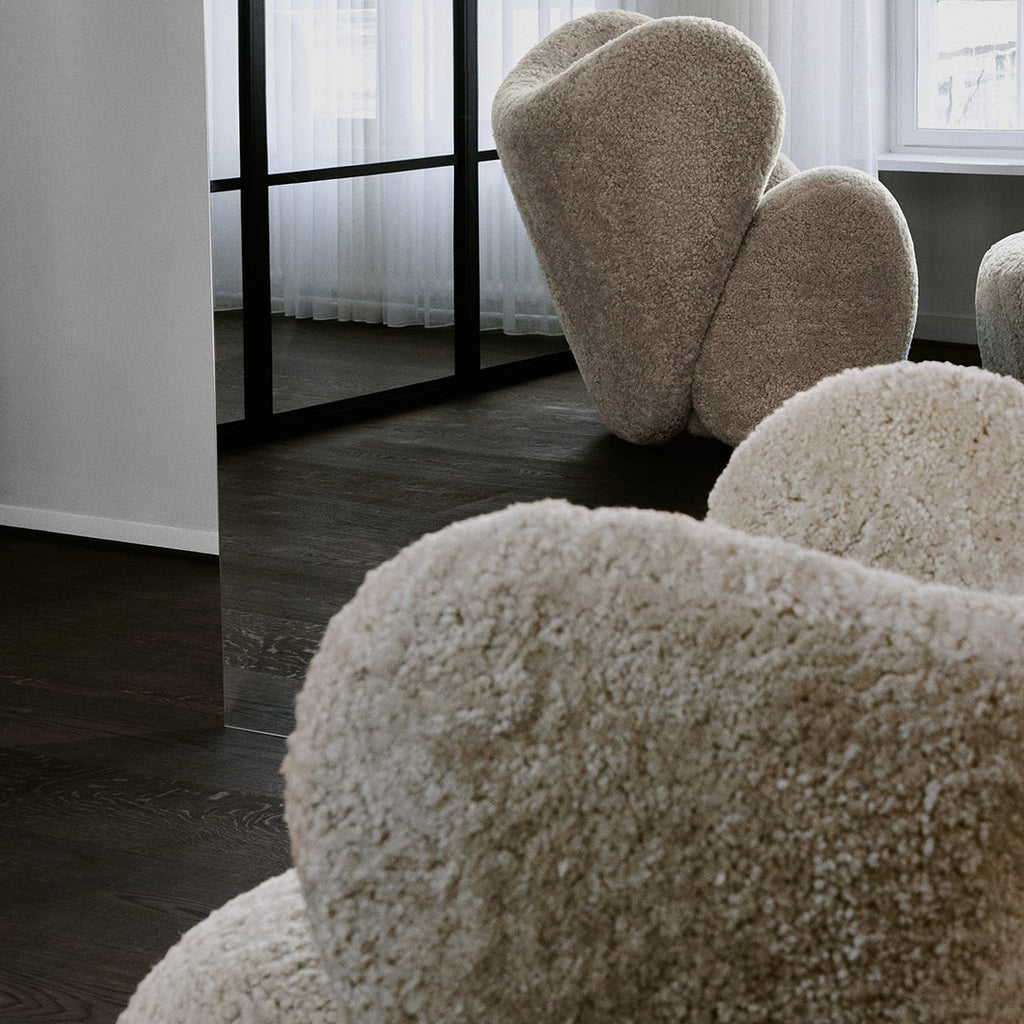 Fauteuil de salon pivotant entièrement rembourré Art Déco avec structure bloc volumineuse pour salon