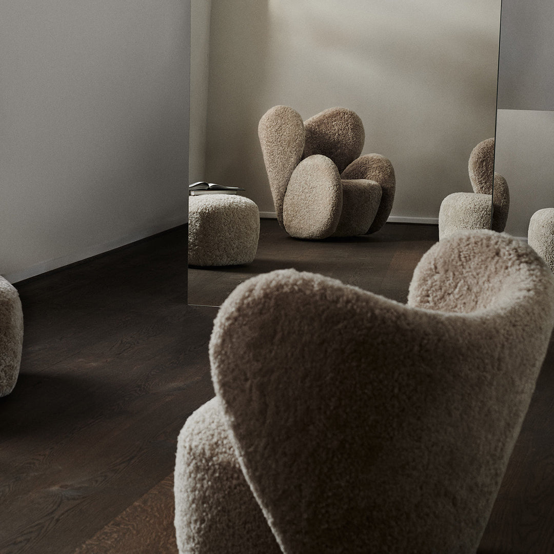 Fauteuil de salon pivotant entièrement rembourré Art Déco avec structure bloc volumineuse pour salon