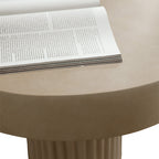 Table d'appoint sculpturale en béton fibré peint à la main avec pieds cannelés inspirés des colonnes grecques pour salon