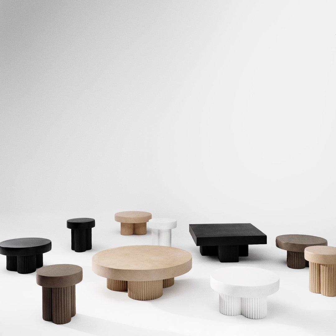 Table d'appoint sculpturale en béton fibré peint à la main avec pieds cannelés inspirés des colonnes grecques pour salon
