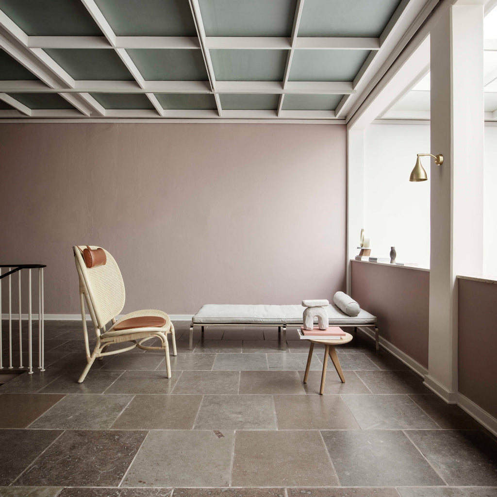 Table d'appoint minimaliste en chêne massif avec pied en forme d'ailette et plateau en placage ultrafin pour salon