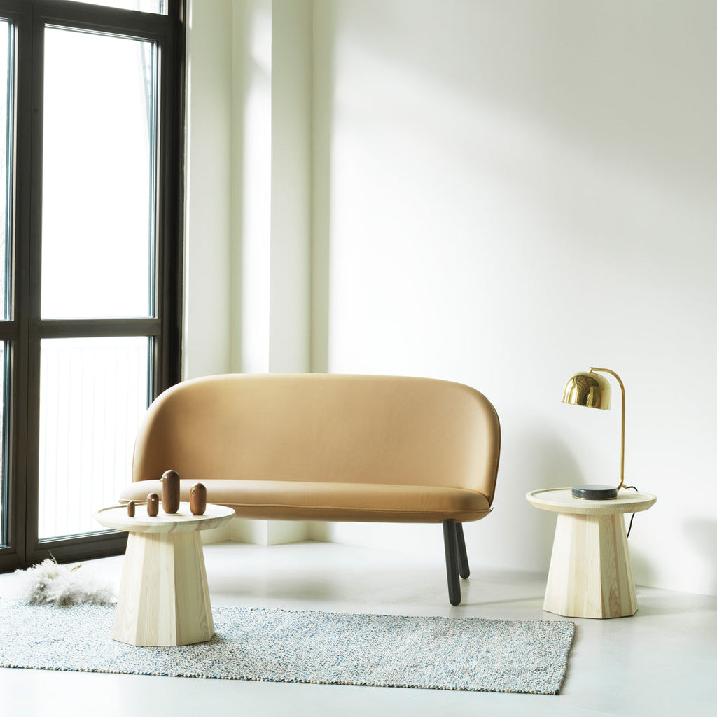 Table basse scandinave en pin avec piètement sculptural octogonal pour salon