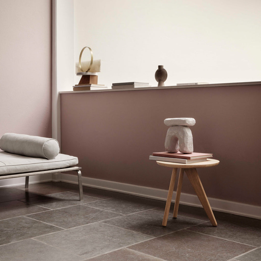 Table d'appoint minimaliste en chêne massif avec pied en forme d'ailette et plateau en placage ultrafin pour salon