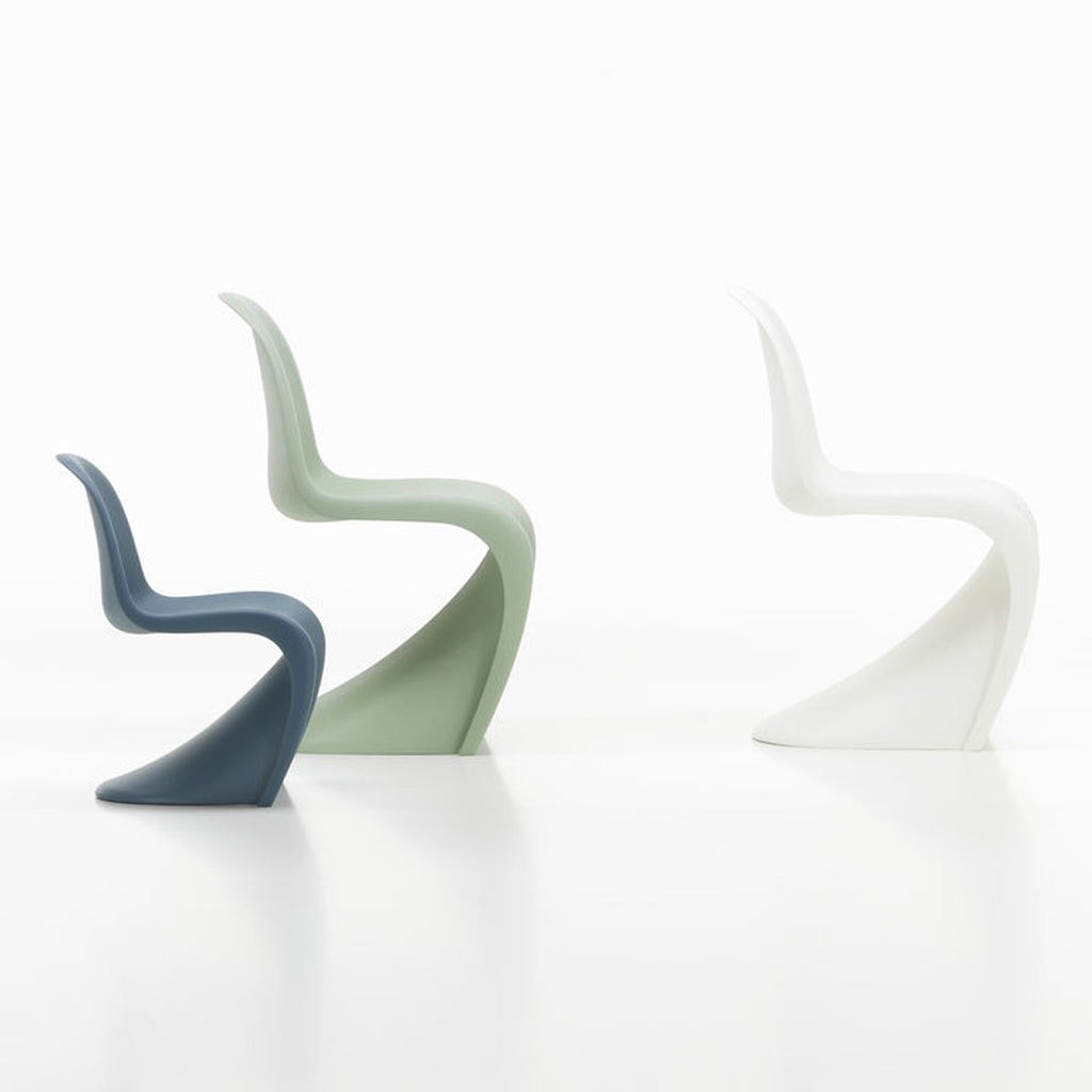 Chaise latérale en plastique emblématique avec design monobloc en porte-à-faux pour salle à manger ou extérieur