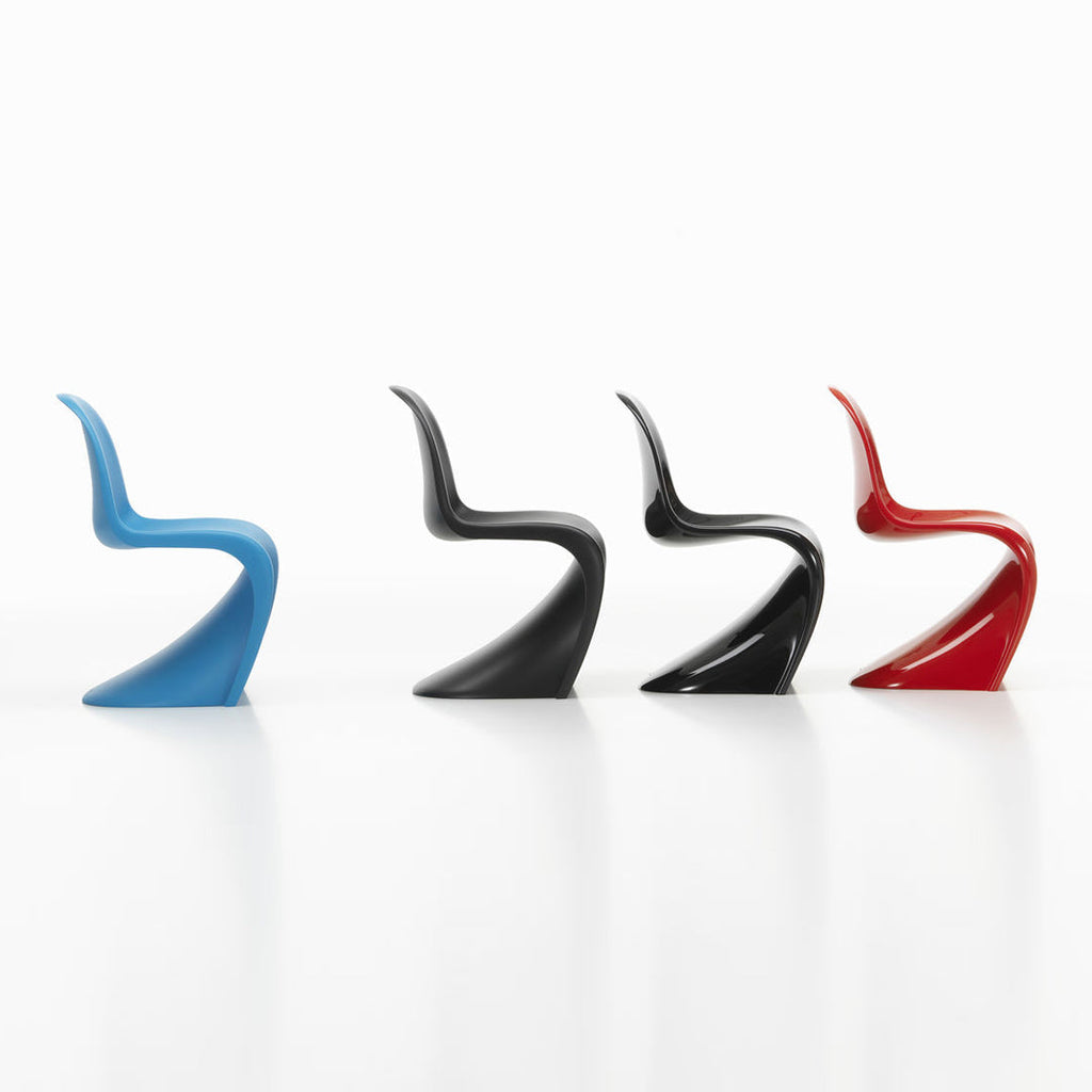 Chaise d'appoint emblématique en plastique laqué brillant avec forme en porte-à-faux monobloc pour salle à manger