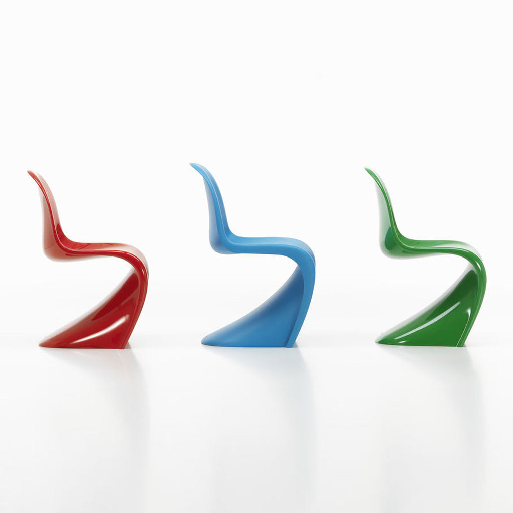 Chaise d'appoint emblématique en plastique laqué brillant avec forme en porte-à-faux monobloc pour salle à manger