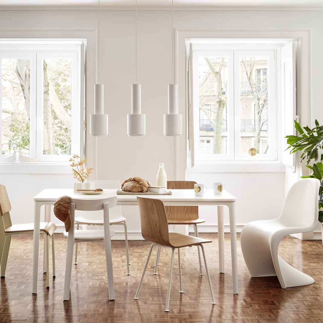 Chaise latérale en plastique emblématique avec design monobloc en porte-à-faux pour salle à manger ou extérieur
