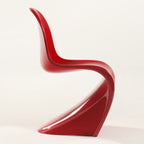 Chaise d'appoint emblématique en plastique laqué brillant avec forme en porte-à-faux monobloc pour salle à manger