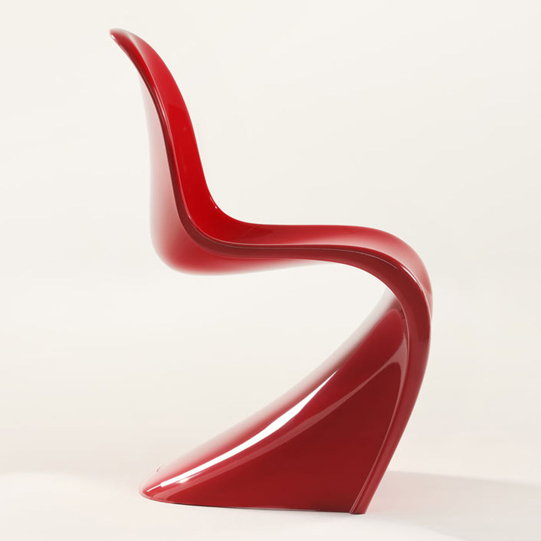 Chaise d'appoint emblématique en plastique laqué brillant avec forme en porte-à-faux monobloc pour salle à manger