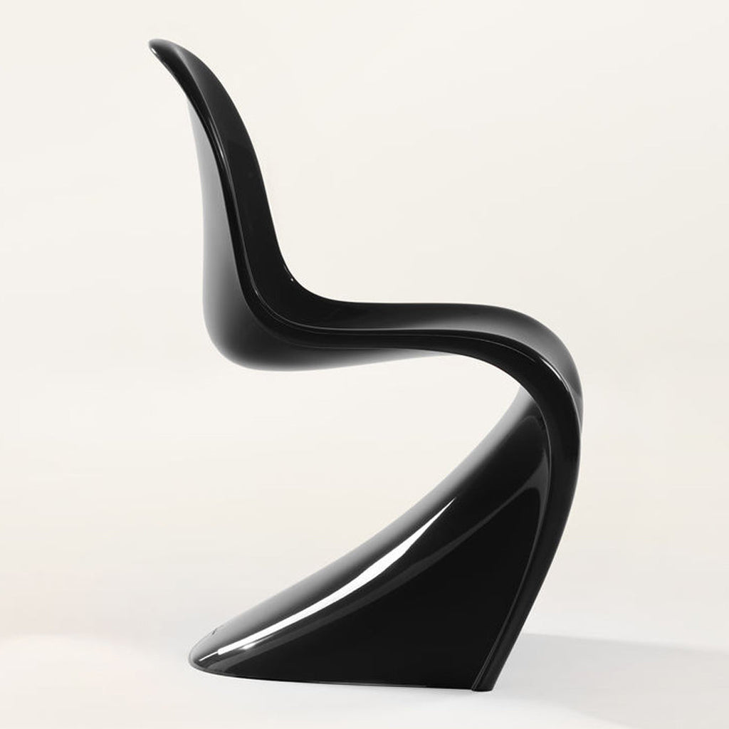 Chaise d'appoint emblématique en plastique laqué brillant avec forme en porte-à-faux monobloc pour salle à manger