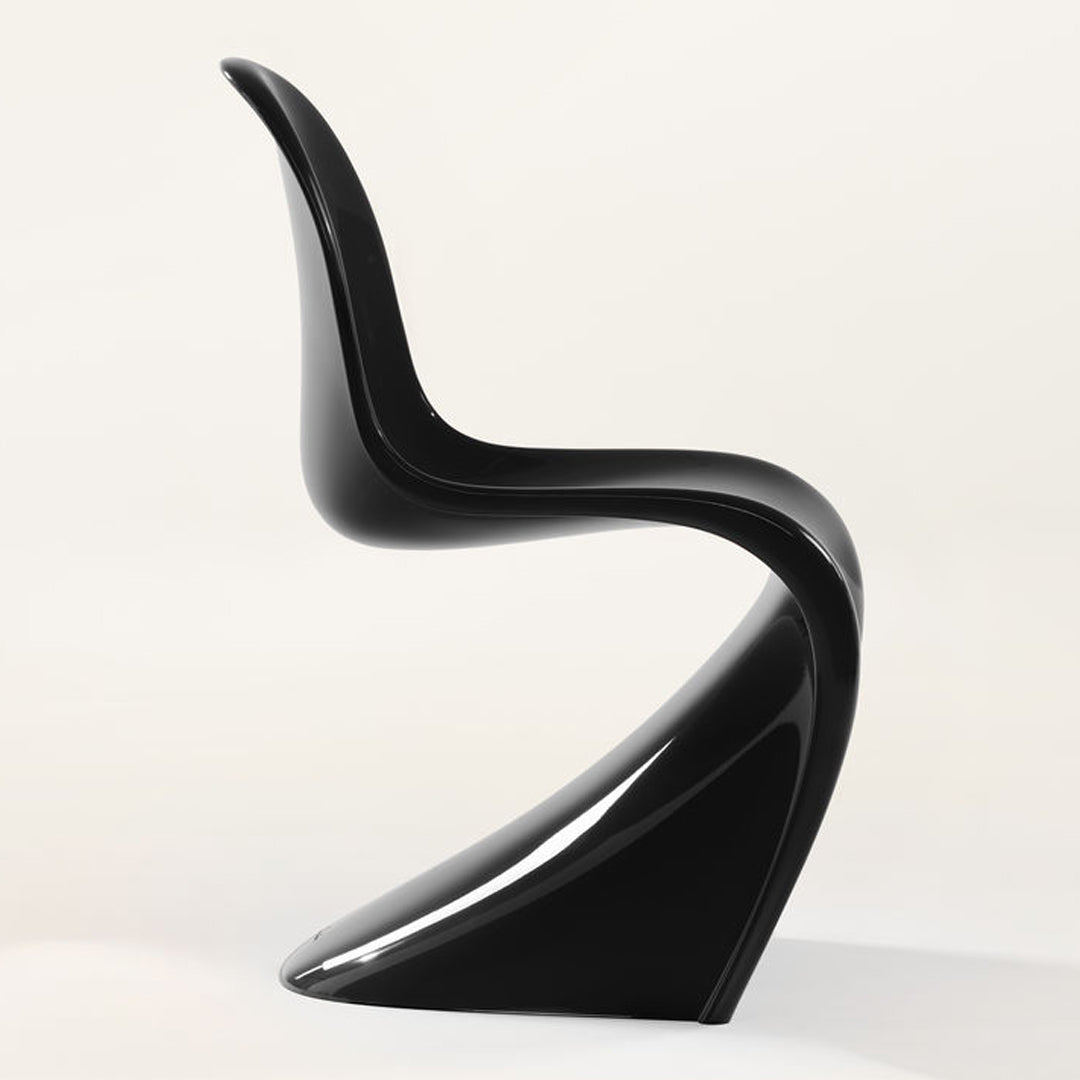 Chaise d'appoint emblématique en plastique laqué brillant avec forme en porte-à-faux monobloc pour salle à manger