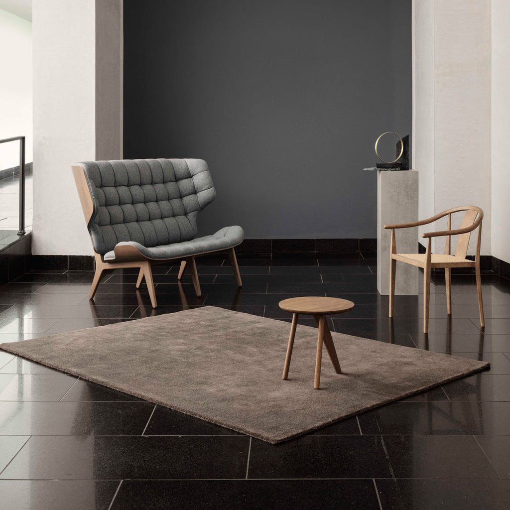Table d'appoint minimaliste en chêne massif avec pied en forme d'ailette et plateau en placage ultrafin pour salon