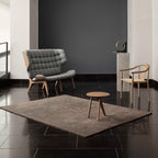 Table d'appoint minimaliste en chêne massif avec pied en forme d'ailette et plateau en placage ultrafin pour salon