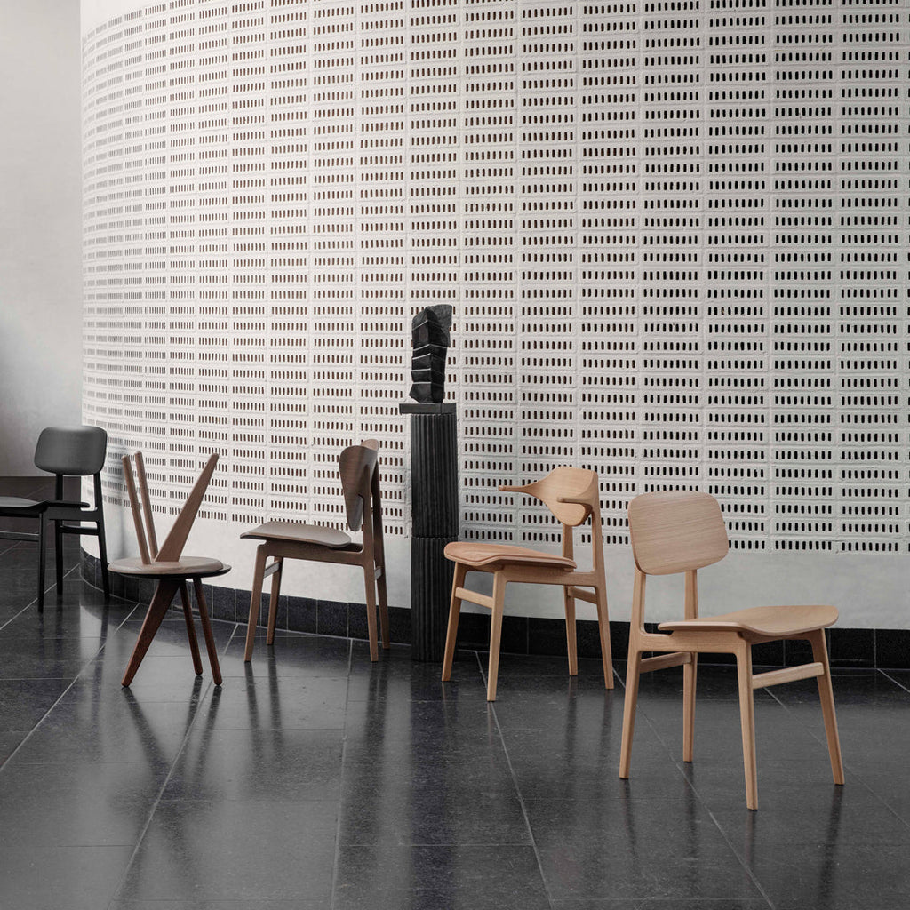Table d'appoint minimaliste en chêne massif avec pied en forme d'ailette et plateau en placage ultrafin pour salon