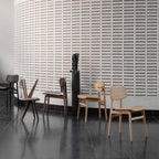 Table d'appoint minimaliste en chêne massif avec pied en forme d'ailette et plateau en placage ultrafin pour salon