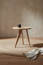 Table d'appoint minimaliste en chêne massif avec pied en forme d'ailette et plateau en placage ultrafin pour salon
