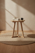 Table d'appoint trépied en bois contemporaine au design léger et polyvalent pour salon ou chambre à coucher