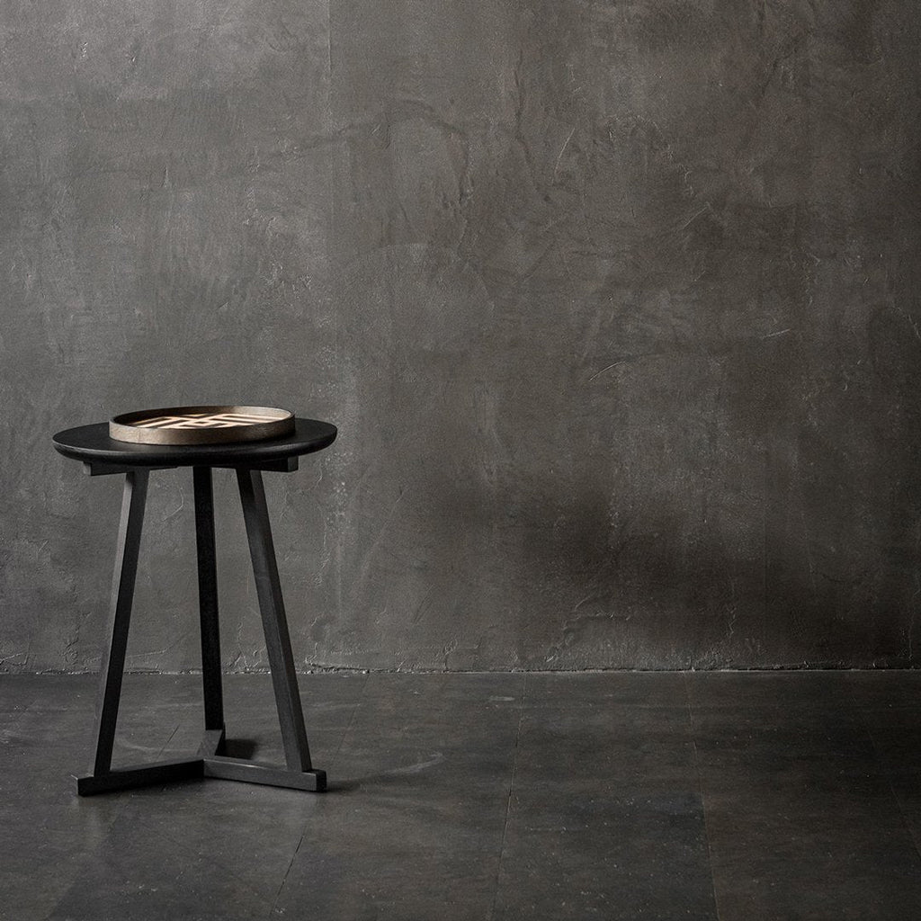 Table d'appoint trépied en bois contemporaine au design léger et polyvalent pour salon ou chambre à coucher