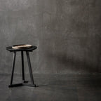 Table d'appoint trépied en bois contemporaine au design léger et polyvalent pour salon ou chambre à coucher