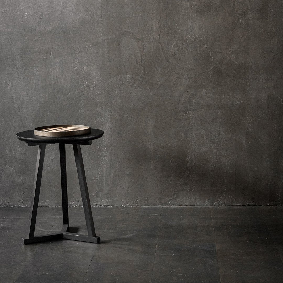 Table d'appoint trépied en bois contemporaine au design léger et polyvalent pour salon ou chambre à coucher