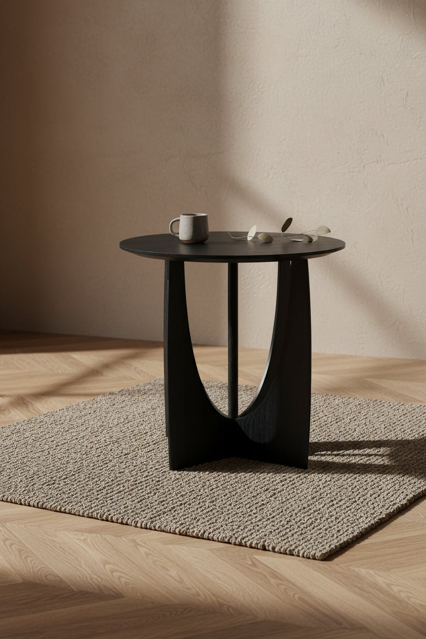 Table d'appoint contemporaine en bois massif avec forme géométrique entrecroisée pour salon