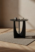 Table d'appoint contemporaine en bois massif avec forme géométrique entrecroisée pour salon