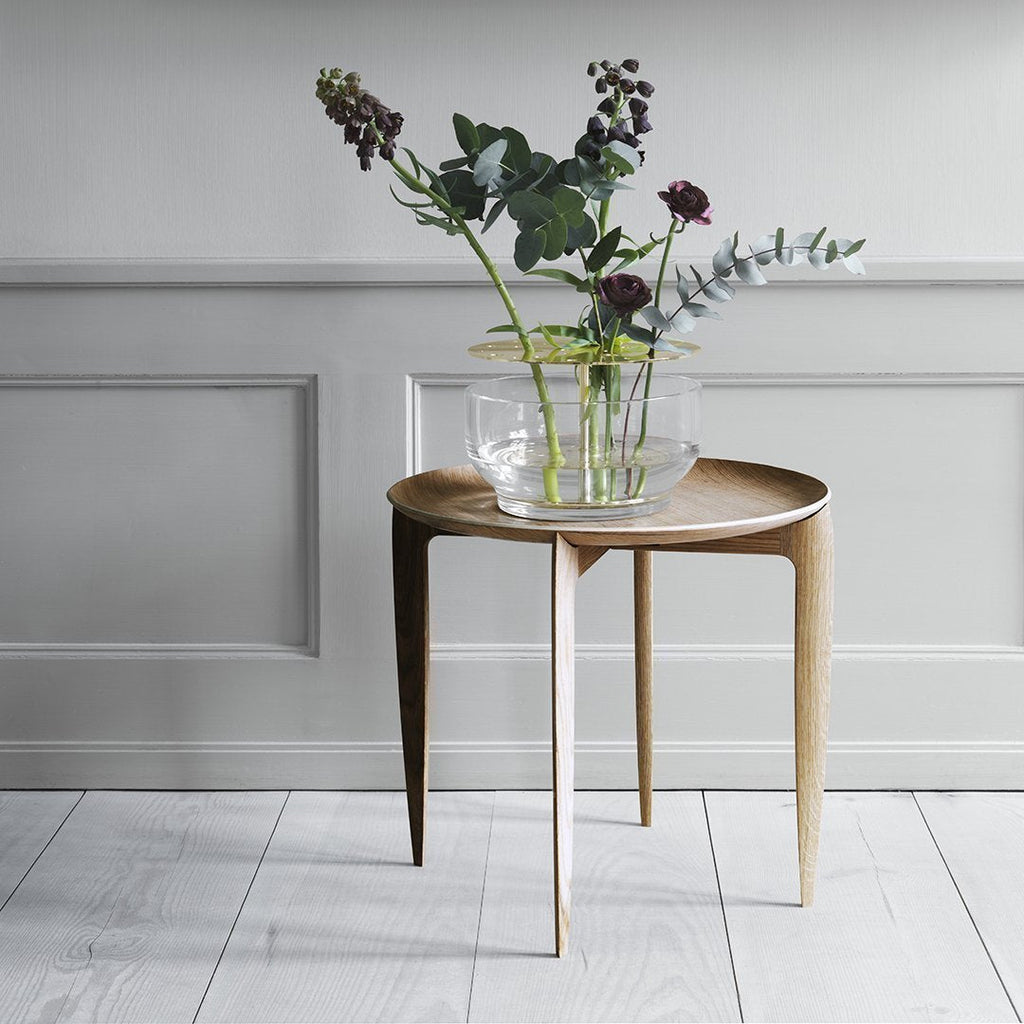 Table d'appoint pliante scandinave en placage moulé avec profil fin élégant pour salon