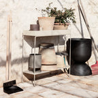 Console minimale en acier à deux niveaux avec étagère ouverte pour rangement, idéale pour un couloir ou un balcon