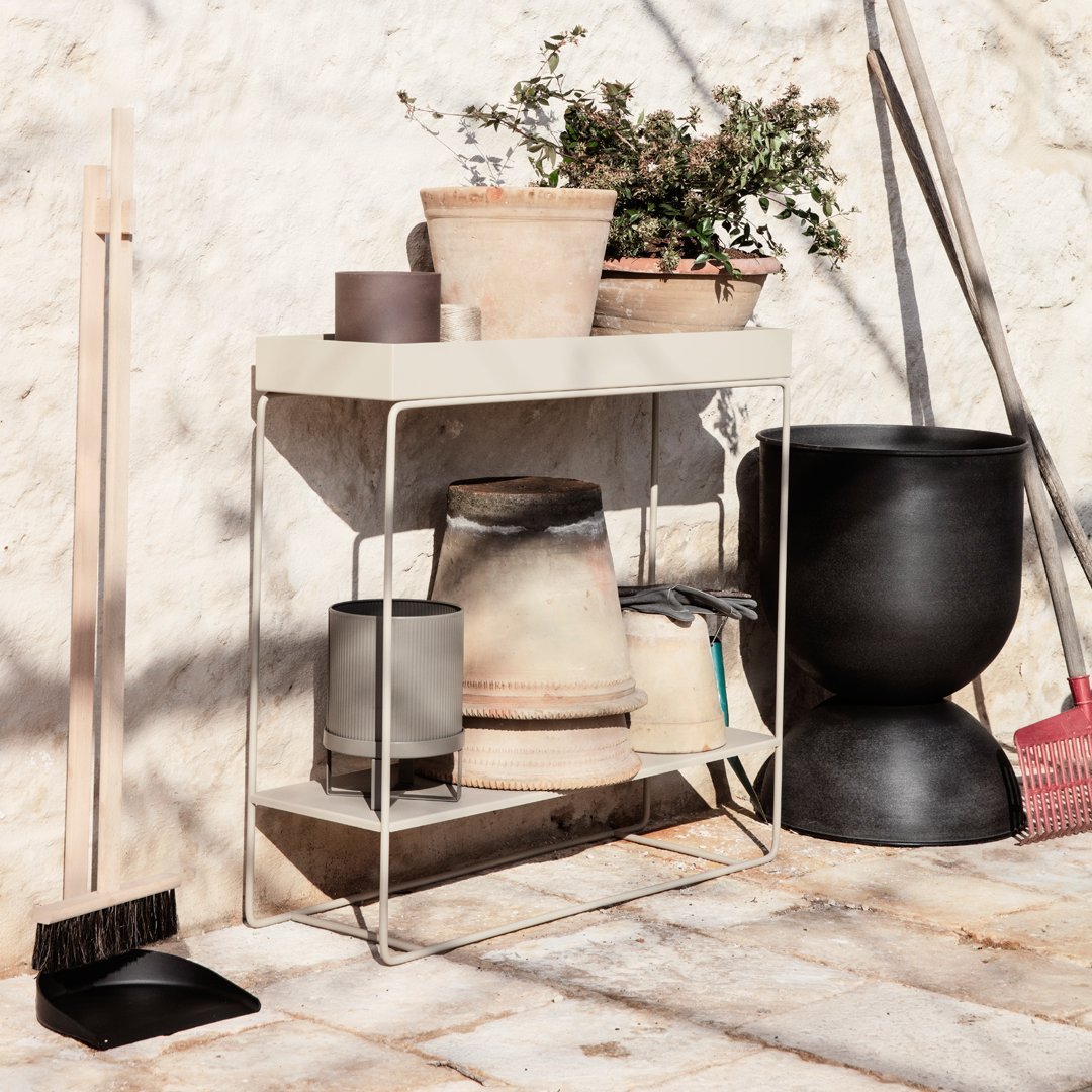 Console minimale en acier à deux niveaux avec étagère ouverte pour rangement, idéale pour un couloir ou un balcon