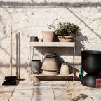 Console minimale en acier à deux niveaux avec étagère ouverte pour rangement, idéale pour un couloir ou un balcon