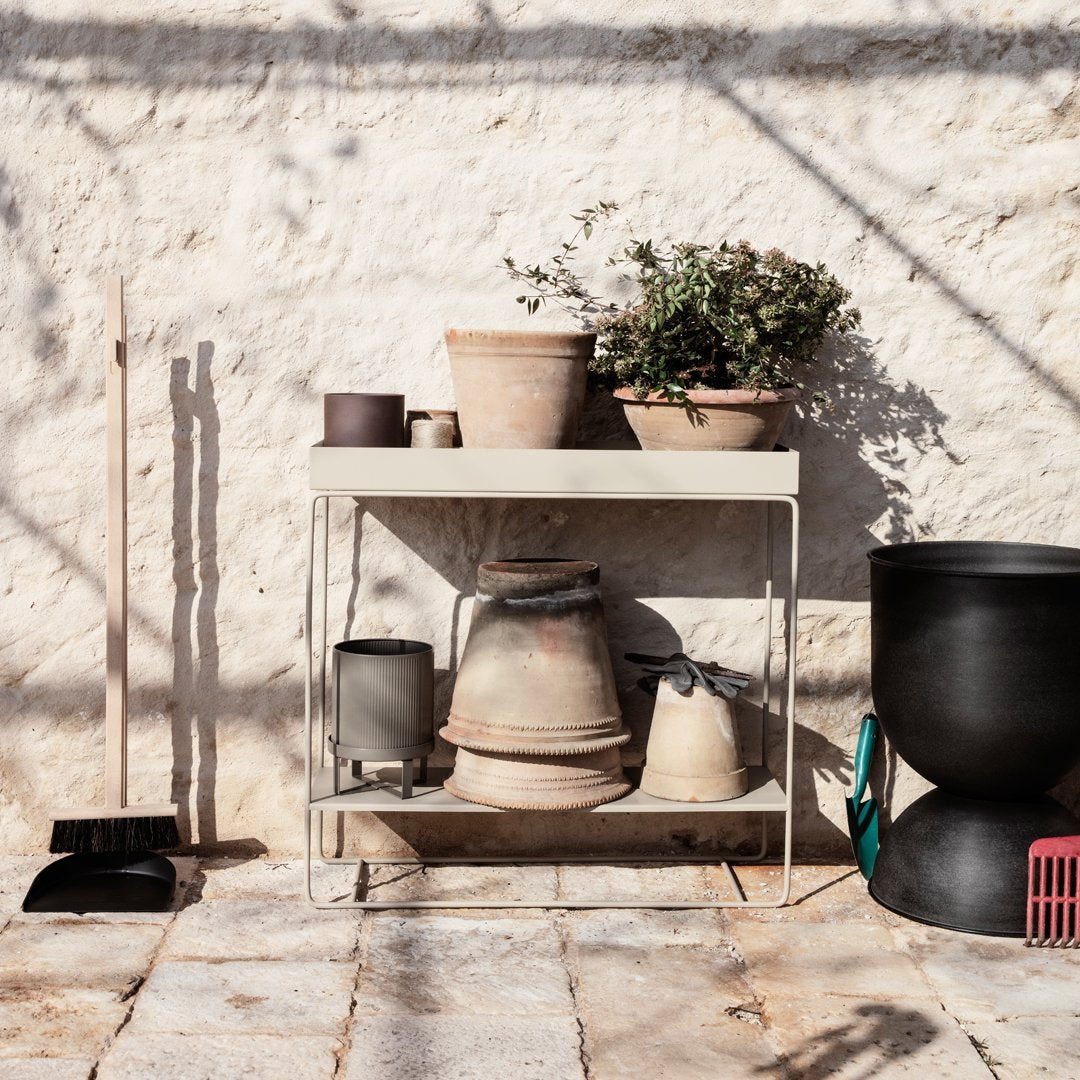 Console minimale en acier à deux niveaux avec étagère ouverte pour rangement, idéale pour un couloir ou un balcon