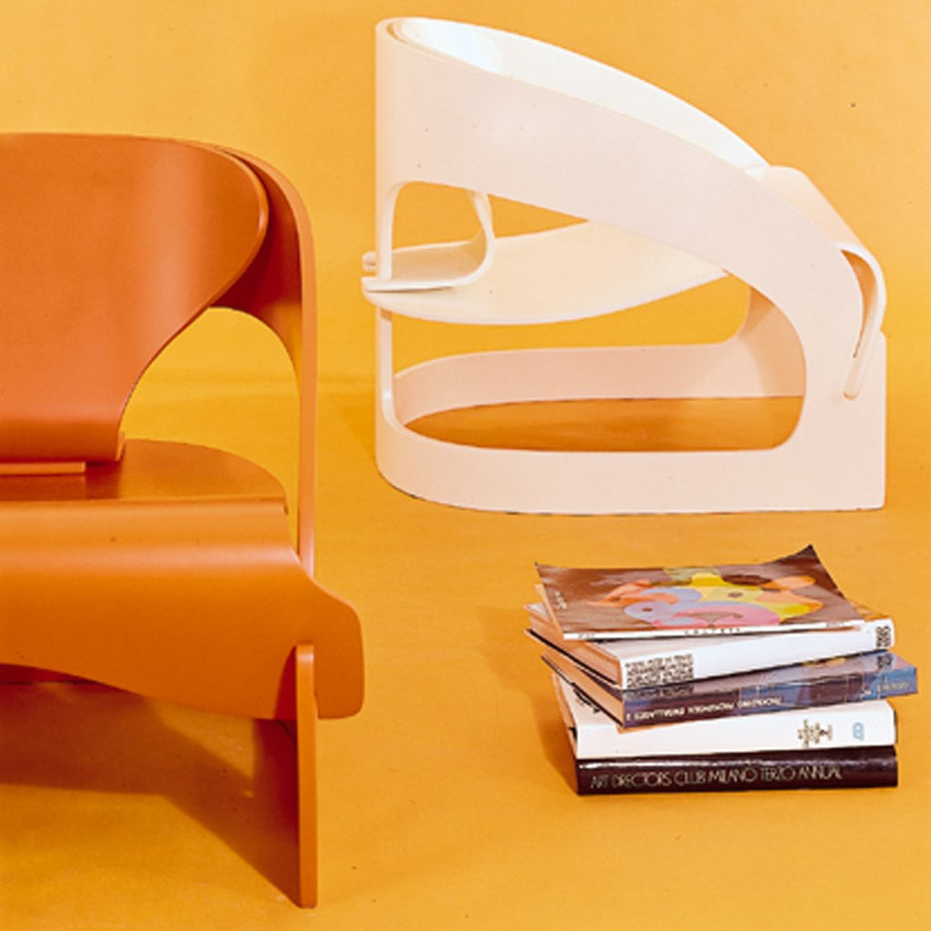 Fauteuil de salon rétro en bois des années 60 avec des lignes courbes sinueuses pour le salon