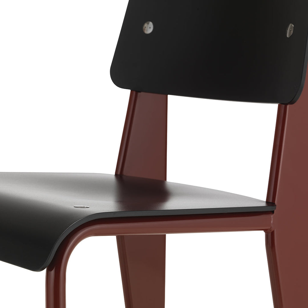 Chaise d'appoint contemporaine en plastique recyclé avec piètement thermolaqué pour salle à manger
