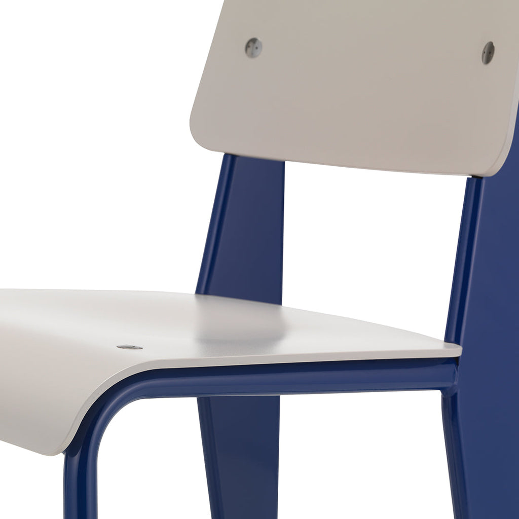 Chaise d'appoint contemporaine en plastique recyclé avec piètement thermolaqué pour salle à manger