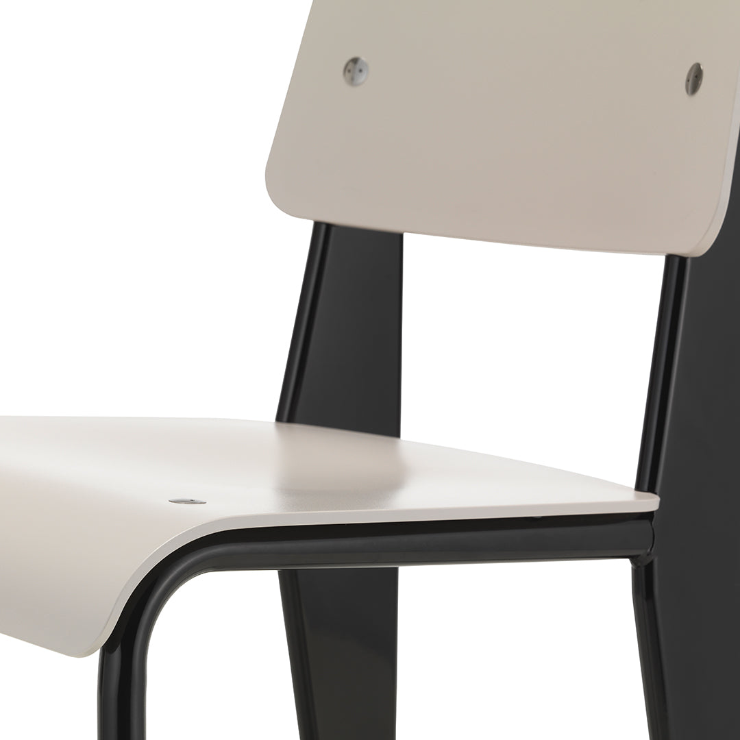 Chaise d'appoint contemporaine en plastique recyclé avec piètement thermolaqué pour salle à manger