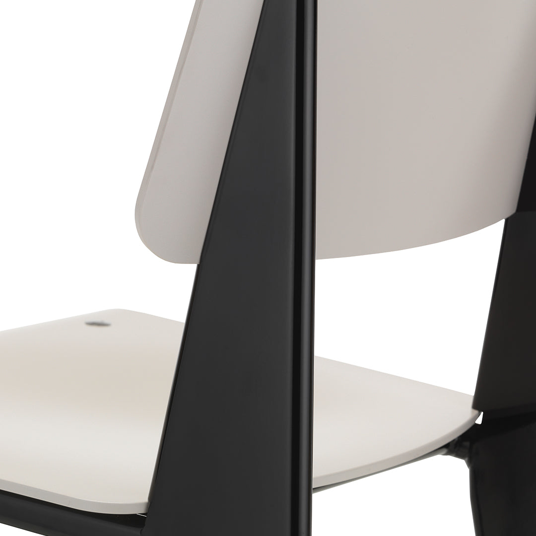 Chaise d'appoint contemporaine en plastique recyclé avec piètement thermolaqué pour salle à manger