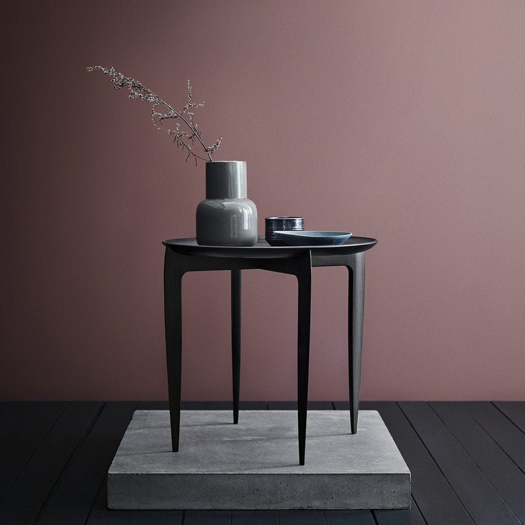 Table d'appoint pliante scandinave en placage moulé avec profil fin élégant pour salon